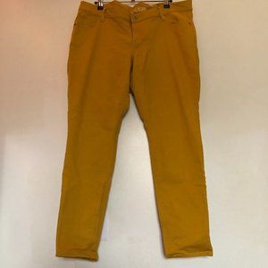 4/$30 🌈 Mustard colored skinny jeans!